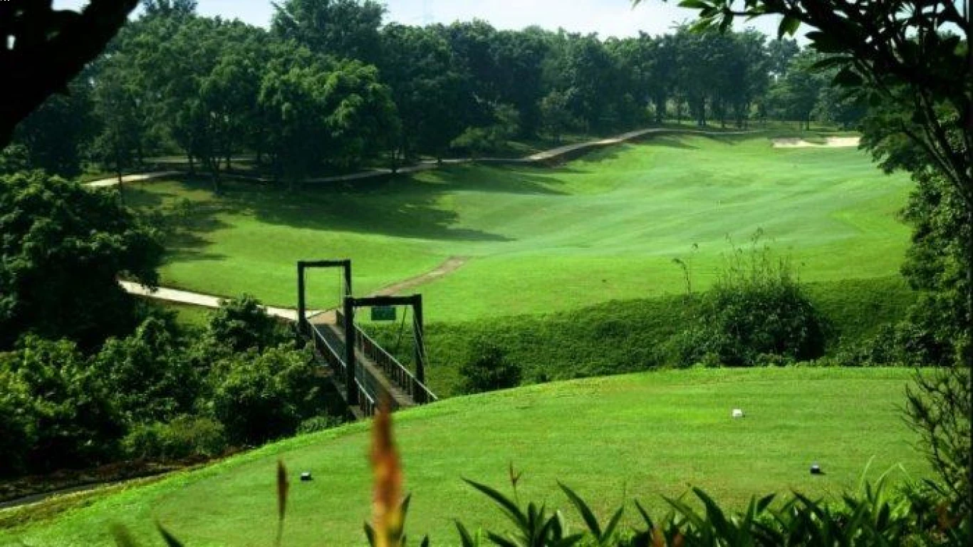 Rekomendasi destinasi wisata dengan lapangan golf