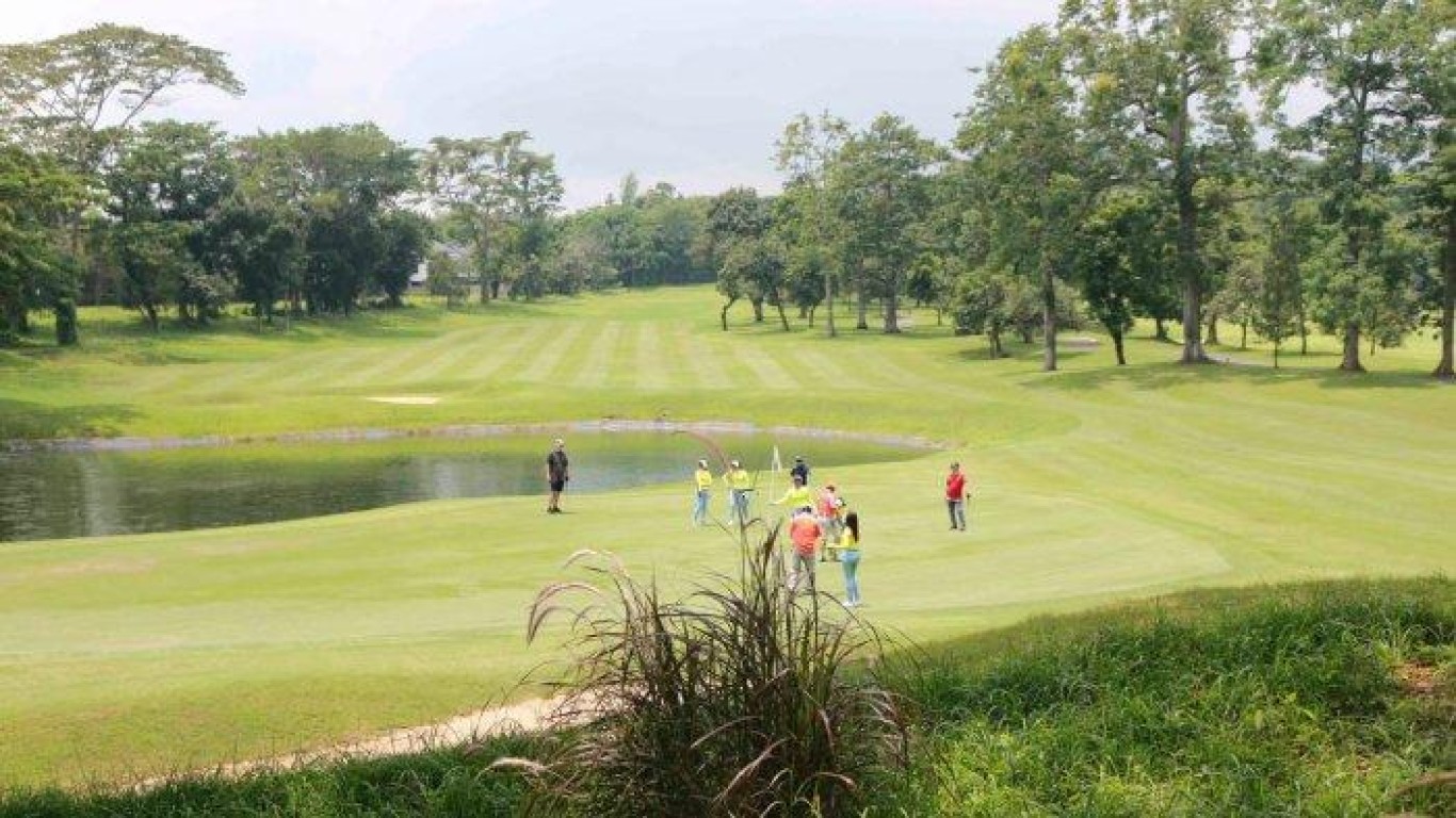 Olahraga golf sebagai bagian dari rekreasi keluarga