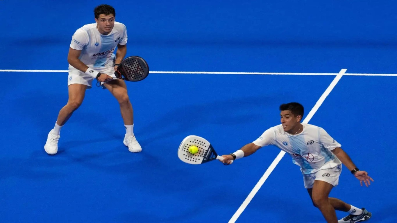 perbedaan olahraga padel dengan tenis dan squash