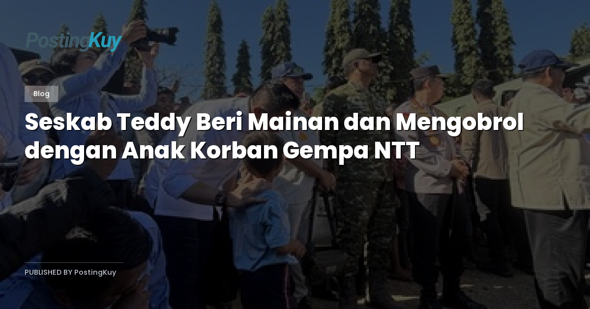 Seskab Teddy Beri Mainan dan Mengobrol dengan Anak Korban Gempa NTT